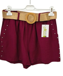 Short burdeos de chica en tejido fluido, cintura alta con cinturón tipo mimbre beige y detalles de tachuelas metálicas en los