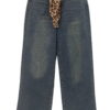 Pantalón vaquero ancho de chica en denim oscuro con acabado desgastado, bota ancha, cinturón y flor animal print de leopardo