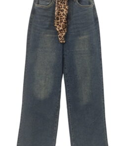 Pantalón vaquero ancho de chica en denim oscuro con acabado desgastado, bota ancha, cinturón y flor animal print de leopardo