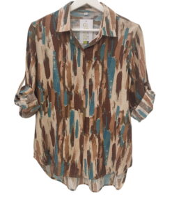 Camisa de mujer de manga larga en tejido ligero con estampado de pinceladas verticales en tonos tostados, marrón y azul verd