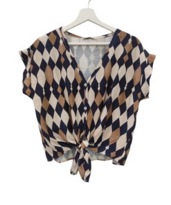 Camisa de rombos en azul marino, beige y marrón claro para chica, escote pico, manga rangla corta, lazos delanteros y corte a