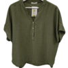Blusa verde oliva de viscosa para chica con cuello en V, botones aperlados, manga corta amplia y corte recto suelto