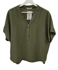 Blusa verde oliva de viscosa para chica con cuello en V, botones aperlados, manga corta amplia y corte recto suelto