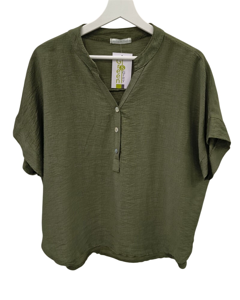 Blusa verde oliva de viscosa para chica con cuello en V, botones aperlados, manga corta amplia y corte recto suelto