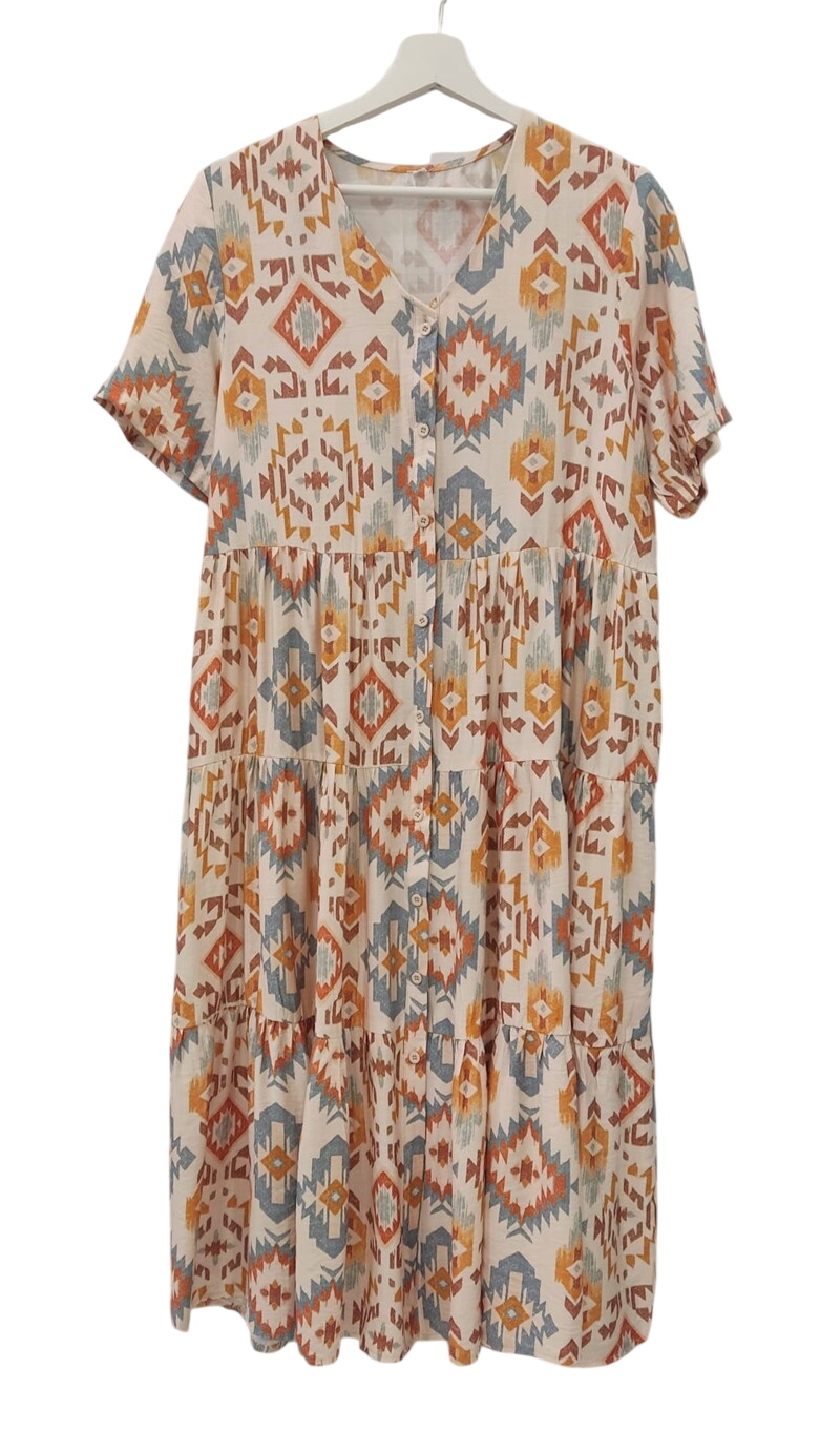Vestido largo con estampado geométrico en tonos cálidos como anaranjado, azul y amarillo sobre fondo beige, escote en V y ab