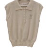 Jersey sin mangas de mujer en tono beige claro, tejido fino con cuello polo, cierre de cinco botones y discreto bordado de un