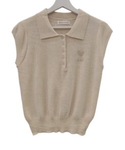 Jersey sin mangas de mujer en tono beige claro, tejido fino con cuello polo, cierre de cinco botones y discreto bordado de un