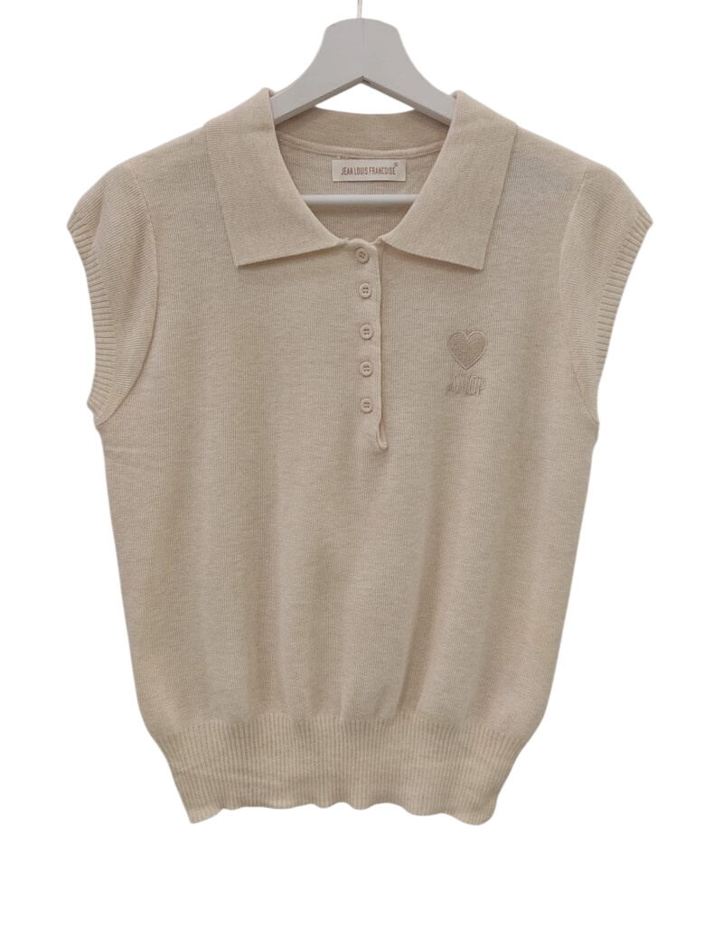 Jersey sin mangas de mujer en tono beige claro, tejido fino con cuello polo, cierre de cinco botones y discreto bordado de un