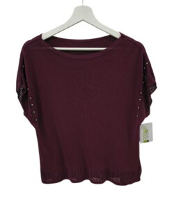 Top de punto fino burdeos con mangas cortas de ganchillo y tachas metálicas, bajo decorado artesanal y corte recto, diseño su