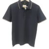 Polo de hombre azul marino con detalle blanco en cuello y mangas, corte recto, tejido cómodo de algodón y elastano, aberturas