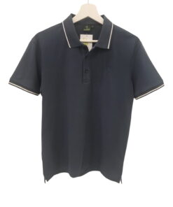 Polo de hombre azul marino con detalle blanco en cuello y mangas, corte recto, tejido cómodo de algodón y elastano, aberturas