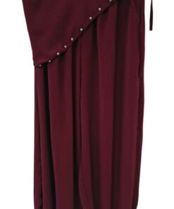 Pantalón bombacho de mujer en color burdeos, cintura alta, pernera fluida, pareo lateral de tachas metálicas y puño elástico