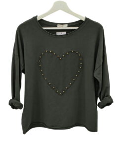 Camiseta de manga larga de chica en color oscuro, decorada con un corazón de tachas metálicas en el pecho, corte holgado y de