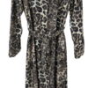 Vestido largo de manga larga con animal print en tonos marrón, negro y beige, cuello de camisa, botón frontal y cinta para fr