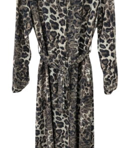 Vestido largo de manga larga con animal print en tonos marrón, negro y beige, cuello de camisa, botón frontal y cinta para fr