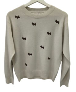 Jersey fino de chica en color beige con cuello redondo de canalé, mangas largas y bordados de pequeños perritos en contraste