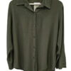 Camisa unicolor verde oliva de manga larga para chica, corte recto y holgado, cuello clásico camisero y botones frontales del