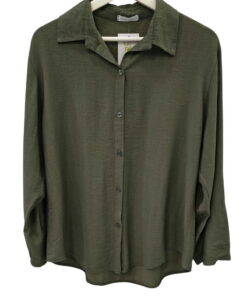Camisa unicolor verde oliva de manga larga para chica, corte recto y holgado, cuello clásico camisero y botones frontales del