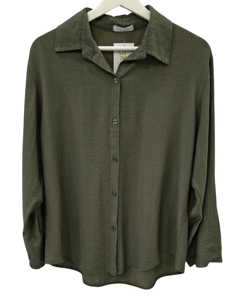 Camisa unicolor verde oliva de manga larga para chica, corte recto y holgado, cuello clásico camisero y botones frontales del