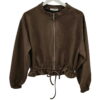 Chaqueta de ante marrón para chica con puños y bajo elásticos, cinta ajustable en la cintura y cremallera metálica frontal