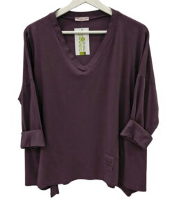 Camiseta holgada de manga larga en morado profundo para chica, corte oversize, escote pico y parche discreto en el bajo, en