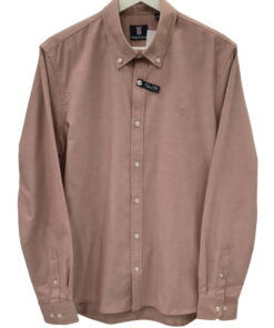 Camisa de manga larga para hombre en rosa suave, corte recto y clásico, con pequeño scooter bordado en el pecho y botones en