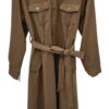 Vestido largo tipo gabardina de color marrón para chica con cinta en la cintura, cuello alto abotonado y bolsillos con solapa