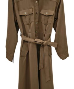 Vestido largo tipo gabardina de color marrón para chica con cinta en la cintura, cuello alto abotonado y bolsillos con solapa