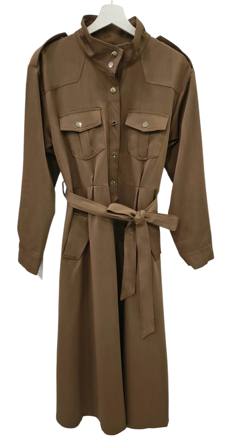 Vestido largo tipo gabardina de color marrón para chica con cinta en la cintura, cuello alto abotonado y bolsillos con solapa
