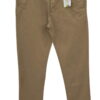 Pantalón chino de chico en color camel, corte recto con bolsillos laterales, tejido liso y cierre frontal de botón y cremalll