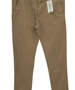 Pantalón chino de chico en color camel, corte recto con bolsillos laterales, tejido liso y cierre frontal de botón y cremalll