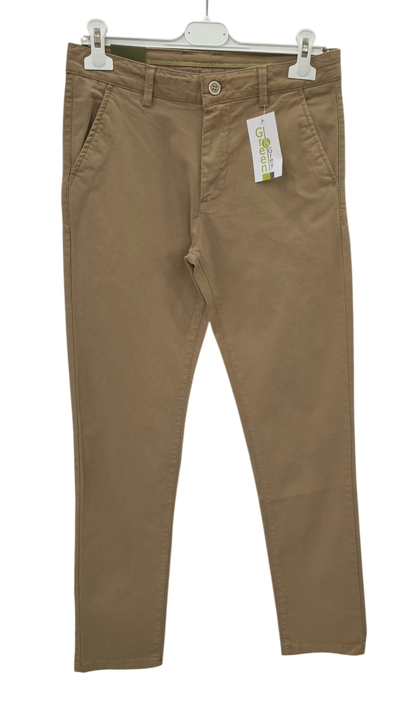 Pantalón chino de chico en color camel, corte recto con bolsillos laterales, tejido liso y cierre frontal de botón y cremalll