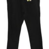 Pantalón tipo chino para hombre en color negro, corte recto ligeramente ajustado, bolsillos frontales inclinados, cierre de c