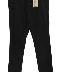 Pantalón tipo chino para hombre en color negro, corte recto ligeramente ajustado, bolsillos frontales inclinados, cierre de c