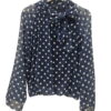 Blusa de gasa azul marino con estampado de lunares blancos para chica, cuello alto con lazo, manga larga y bajos elásticos. A