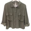 Camisa de mujer verde oliva en viscosa, corte oversize, manga larga arremangada, con bolsillos grandes en el pecho y botones
