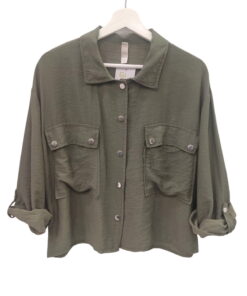 Camisa de mujer verde oliva en viscosa, corte oversize, manga larga arremangada, con bolsillos grandes en el pecho y botones