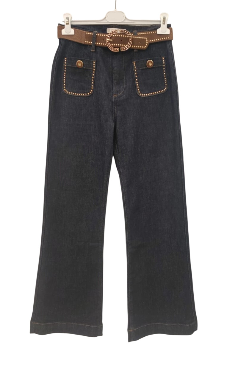 Pantalón vaquero oscuro de chica, corte ancho, con cinturón elástico marrón de tachas metálicas y bolsillos frontales decorad