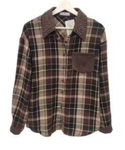 Sobrecamisa de cuadros marrones y beige para chica, cuello en pico con tachuelas metálicas y detalles de antelina en bolsill0