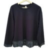Sudadera unicolor de chica en tono oscuro, corte oversize, cuello redondo, puños y bajo con franjas de rayas verticales en