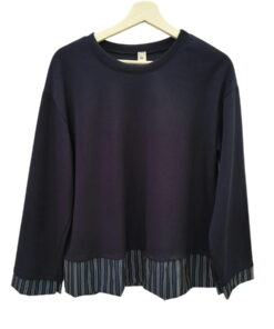 Sudadera unicolor de chica en tono oscuro, corte oversize, cuello redondo, puños y bajo con franjas de rayas verticales en