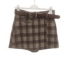 Falda pantalón corta de cuadros en tonos marrón y gris para chica, con cinturón de tela marrón oscuro y hebilla plateada, y 1