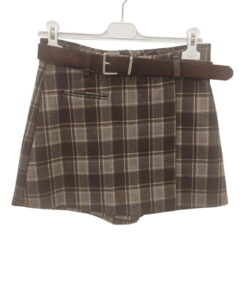 Falda pantalón corta de cuadros en tonos marrón y gris para chica, con cinturón de tela marrón oscuro y hebilla plateada, y 1