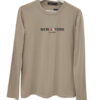 Camiseta de manga larga para hombre en color beige con logo 'New York Classic' en negro y detalle de cuadrado rojo en el tórc