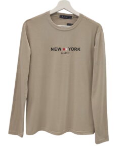 Camiseta de manga larga para hombre en color beige con logo 'New York Classic' en negro y detalle de cuadrado rojo en el tórc