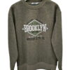 Sudadera de hombre color caqui desgastado con estampado Brooklyn en el pecho, cuello redondo acanalado, puños y dobladillo el