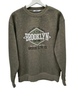 Sudadera de hombre color caqui desgastado con estampado Brooklyn en el pecho, cuello redondo acanalado, puños y dobladillo el