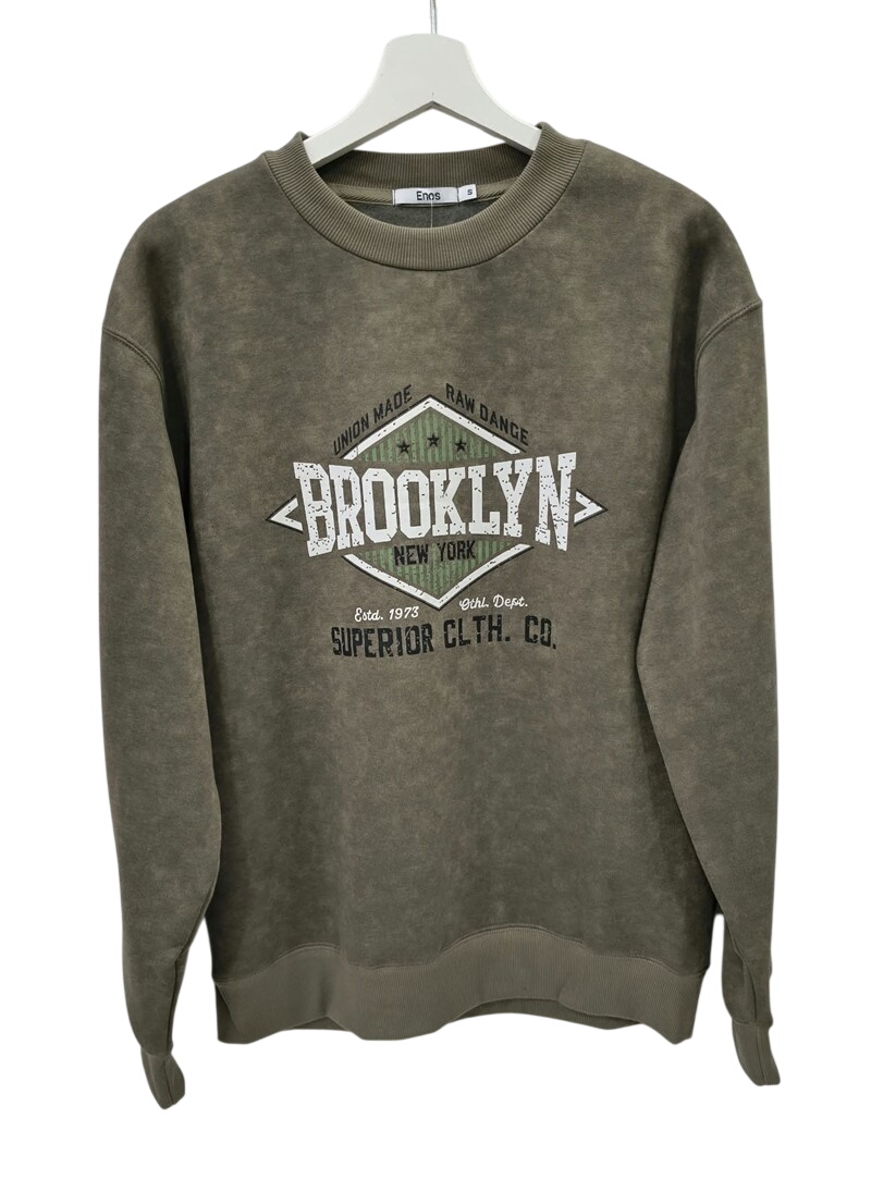Sudadera de hombre color caqui desgastado con estampado Brooklyn en el pecho, cuello redondo acanalado, puños y dobladillo el
