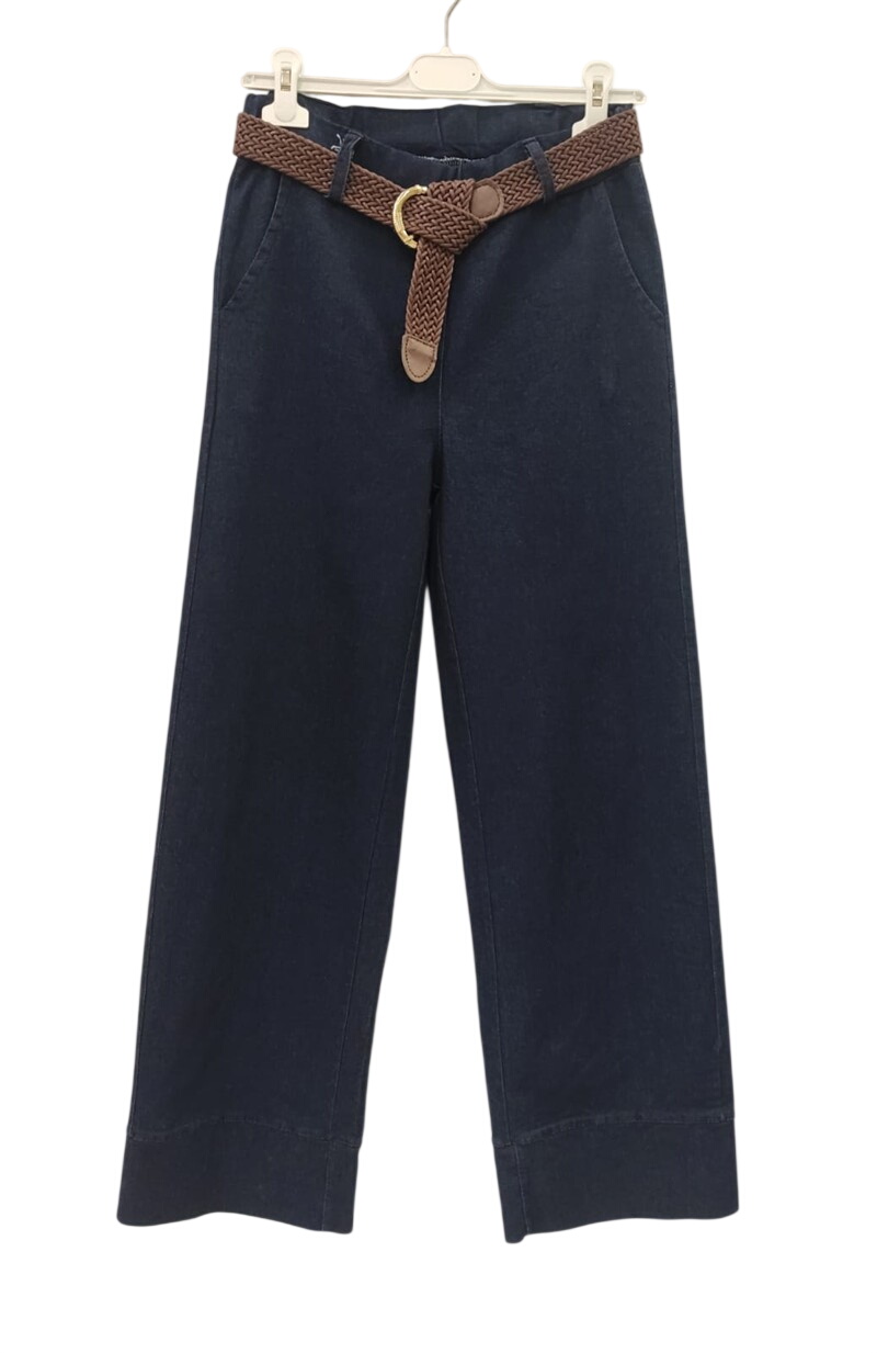 Pantalón ancho de chica en azul marino con corte holgado, cintura elástica, bolsillos al bies y cinturón trenzado marrón con