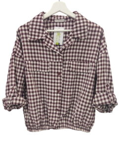 Camisa ancha de cuadros en tonos burdeos y blanco para chica, manga larga, bajo elástico y bolsillos decorativos en el pecho